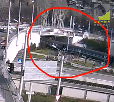 У Севастополі з мосту впала вантажівка (Відео)