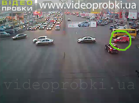 Автомобіль Кока-Коли не знає перешкод на дорогах Києва (Відео ДТП)