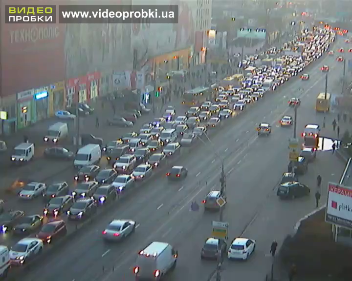 Вечірній колапс у Києві. Люди йдуть пішки додому. Величезні пробки (Відео)