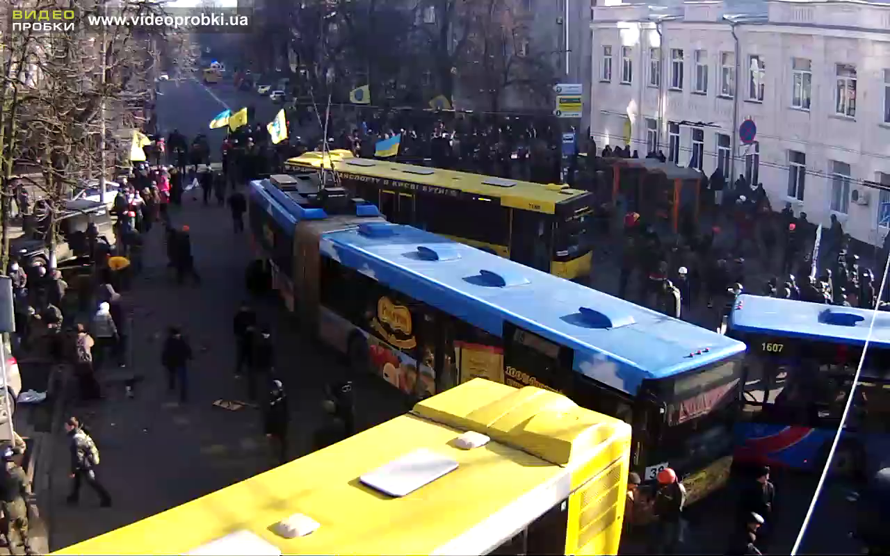 Вулиця Грушевського перегороджена тролейбусами (Відеотрансляція)