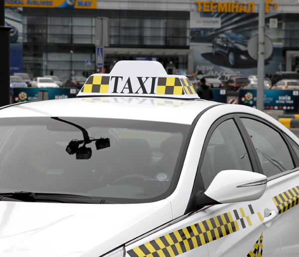 Єврофанів у Донецьку обслужать 600 таксі