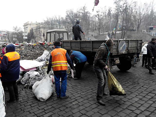 Автодорівці Києва вивезли зі столиці 1558 м3 сміття