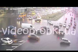 Видео ДТП на площади Победы с дорожной камеры