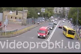 В центре Киева насмерть сбили женщину: запись дорожной камеры