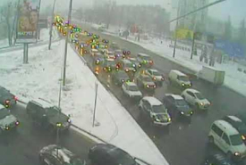 Киевские дороги заметает снегом